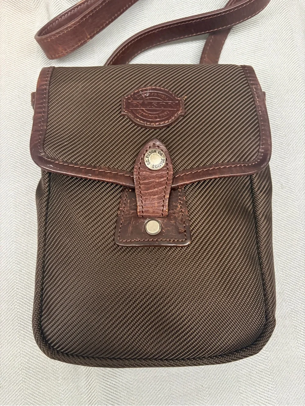 Filson Crossbody adjustable strap multi pocket chocolate brown sm. Field bag